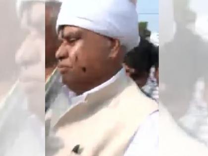 Madhya Pradesh Congress MLA blackens his face in front of Raj Bhavan | काँग्रेस आमदाराने राजभवनासमोर स्वत:च्याच तोंडाला फासलं काळं; कारण...