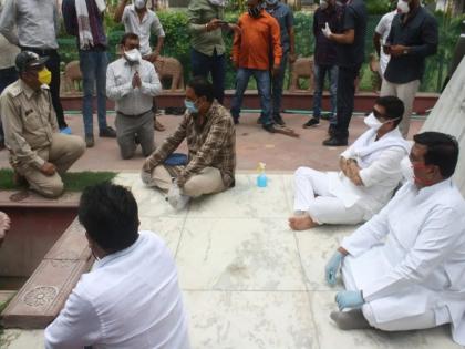 mp government transfers sdm and csp who sit on knee in front of congress mla | काँग्रेस आमदारांपुढे गुडघे टेकणाऱ्या, हात जोडणाऱ्या 'त्या' दोन अधिकाऱ्यांची सरकारकडून बदली