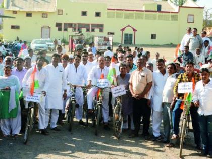 Akola: Congress cycle and bullock cart rally against petrol and diesel price hike | अकोला : पेट्रोल-डीझल दरवाढीविरोधात काँग्रेसचा सायकल अन् बैलगाडी मोर्चा!