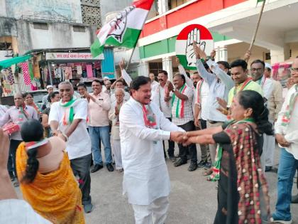 Celebration of Karnataka victory by playing balloons in Jalgaon | कर्नाटक विजयाचा जळगावात फुगडी खेळून जल्लोष