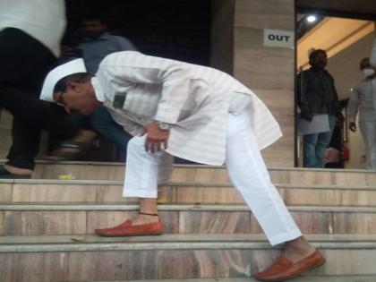 congerss made the steps of pune municipal corporation clean with cow urine kirit somaiya was felicitated | काँग्रेसने पुणे महापालिकेच्या पायऱ्या केल्या चक्क गोमुत्राने स्वच्छ; किरीट सोमय्यांचा झाला होता सत्कार