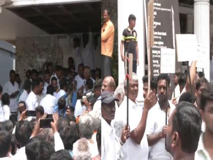 Karnataka Election; Congress leaders and workers protest outside party office in Bengaluru for election tickets | उमेदवारी द्यावी तरी कोणाला; काँग्रेसमध्ये इच्छुकांची भाऊगर्दी, तिकीटासाठी पक्ष कार्यालयाबाहेर निदर्शने