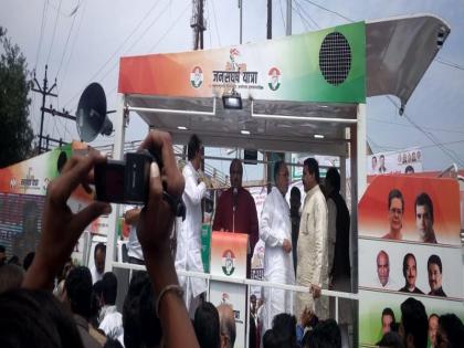 Congress's Jan Sangshsh Yatra starts | काँग्रेसच्या जनसंघर्ष यात्रेस जळगावमधील फैजपूर येथून सुरुवात