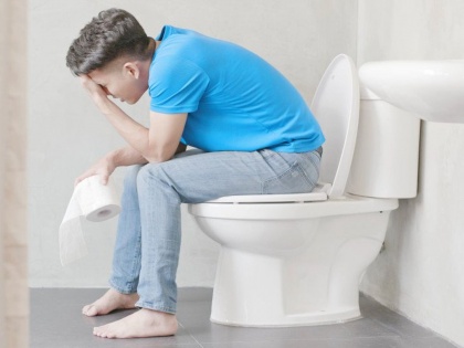 Toilet habits that are harmful to health and give you infections | सावधान! टॉयलेटमध्ये तुम्हीही रोज हीच चूक करत असाल तर आरोग्याचं होऊ शकतं मोठं नुकसान, जाणून घ्या कसं