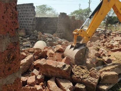 Commencement of demolition of 64 illegal houses in Sakwal Comunidad area | साकवाळ कोम्युनिदाद जागेतील ६४ बेकायदेशीर घरे जमीनदोस्त करण्याच्या कारवाईला सुरूवात