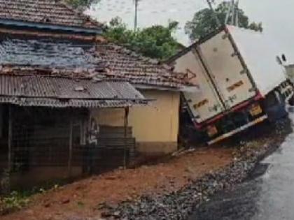 Kalandala container at Sawardet house | Ratnagiri: सावर्डेत घरावर कलंडला कंटेनर, सुदैवाने दुर्घटना टळली