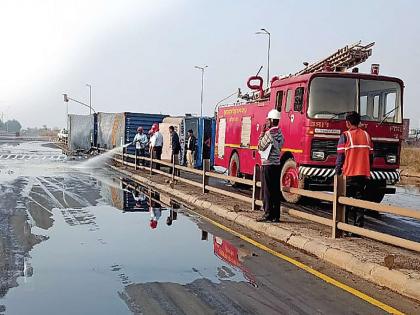 Oil container was frozen in Uran | उरणमध्ये तेलाचा कंटेनर कलंडला