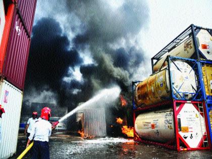 The fires of the container yard in Uran | उरणमधील कंटेनर यार्डला भीषण आग