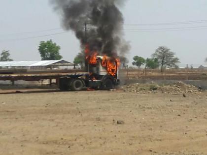 Washim: Container burn in the premises of Petrol Pump! | वाशिम : पेट्रोल पंपाच्या आवारातच कंटनेरने घेतला पेट!