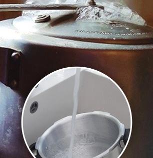 अनेकदा घासूनही कुकरवरील तेल-मसाल्यांचे काळे-पिवळे-चिकट डाग जात नाहीत? करा 'हे' उपाय