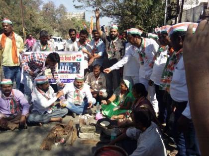 Cooking front of the Collector's office in Jalgaon | जळगाव येथे पेट्रोल, गॅस दरवाढीविरोधात जिल्हाधिकारी कार्यालयासमोर चुलीवर स्वयंपाक