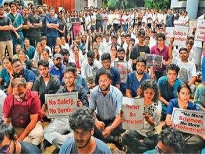 'कूपर'मध्ये डॉक्टरांना मारहाण; रुग्णालयात दिवसभर काम बंद, जुहू पोलिस ठाण्यात तक्रार दाखल; अत्यावश्यक विभागातील सेवा सुरळीत - Marathi News | Doctors beaten up in 'Cooper'; Hospital shuts down for the day; Complaint filed at Juhu police station; Services in essential departments restored | Latest News at Lokmat.com 'कूपर'मध्ये डॉक्टरांना मारहाण; रुग्णालयात दिवसभर काम बंद, जुहू पोलिस ठाण्यात तक्रार दाखल; अत्यावश्यक विभागातील सेवा सुरळीत - Marathi News | Doctors beaten up in 'Cooper'; Hospital shuts down for the day; Complaint filed at Juhu police station; Services in essential departments restored | Latest News at Lokmat.com