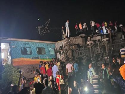 Coromandel Express Train Accident: Coromandel Express collides with a freight train; Many are feared dead | Coromandel Express Train Accident: मोठी बातमी! मालगाडीला धडकून कोरोमंडल एक्सप्रेसचा अपघात; आतापर्यंत 30 जणांच्या मृत्यूची माहिती