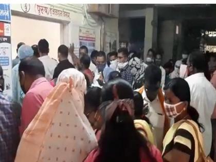 no discipline at Corona Vaccination Center in Beed; The health department forgot the rules | बीडमध्ये कोरोना लसीकरण केंद्रावर तुफान गर्दी; आरोग्य विभागालाच नियमांचा विसर 