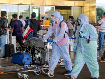 Corona New Variant Omicron: Two passengers from South Africa is corona positive; sent to quarantine center Bengaluru | Corona New Variant Omicron: दक्षिण आफ्रिकेतून आलेले दोन प्रवासी कोरोनाबाधित; क्वारंटाईन सेंटरमध्ये हलविले
