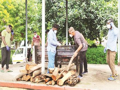 Humanity ! Doctors performed funerals on the elderly father of the corona positive siblings in Aurangabad | माणुसकीचे दर्शन ! कोरोनाबाधित भावंडांच्या वृद्ध वडिलांवर डॉक्टरांनी केले अंत्यसंस्कार