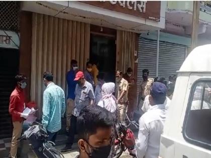 Violation of corona rules; In Dharur, five shops were penalized and sealed | कोरोना नियमांचे उल्लंघन; धारूरमध्ये पाच दुकाने दंडात्मक कारवाई करून केली सील