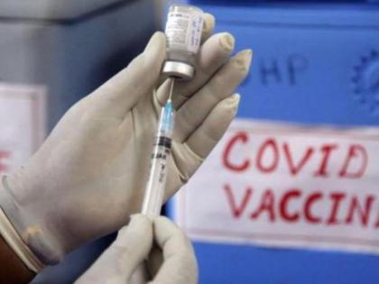 in mumbai crowding of people at vaccination center is increasing due to coronavirus breakout | आला कोरोना, बूस्टर डोस द्या ना! लसीकरण केंद्रांवर वाढत आहे लोकांची गर्दी 