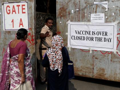 corona vaccination slows down in the country due to lack of adequate stocks | पुरेशा साठ्याअभावी देशात लसीकरणाची गती मंदावली; १०० कोटी डोसचे लक्ष्य दूरच