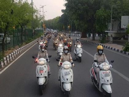 51 bikers from Delhi Police marched to AIIMS hospital | CoronaVirus News: कृतज्ञता! दिल्ली पोलिसांतील ५१ बाइकस्वारांनी एम्स रुग्णालयाला घातली प्रदक्षिणा