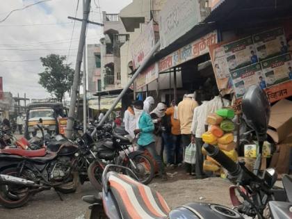 More than five citizens in shops; violation of rule | दुकानांमध्ये पाचपेक्षा अधिक नागरिक; आदेश धाब्यावर !