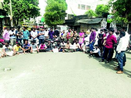 The corporator sat on the road for the work of the sever line | गडरलाईनच्या कामासाठी नगरसेवक बसले रस्त्यावर