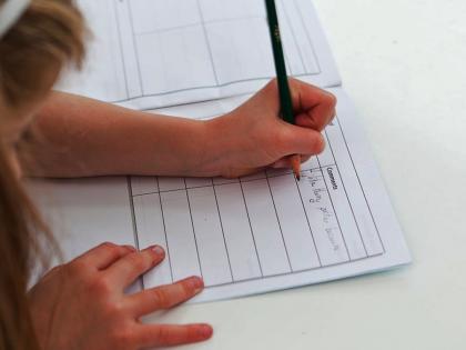 8 year old student beaten to improve handwriting incident in mumbai | हस्ताक्षर सुधारण्यासाठी दिले ८ वर्षीय विद्यार्थ्याला चटके; मुंबईतील घटना