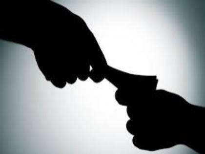 Police arrest in 3,000 bribe accepting | तीन हजाराची लाच स्विकारताना पोलिसाला पकडले