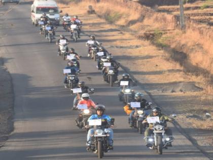 Bike rally in Ratnagiri on the occasion of the Coast Guard anniversary, created public awareness about the work | तटरक्षक दलाच्या वर्धापनदिनानिमित्त रत्नागिरीत बाईक रॅली, कार्याबाबत केली जनजागृती