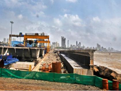 Foamy sea water was entering every second, engineers, workers were tired while constructing the coastal road. | प्रत्येक सेकंदाला फेसाळलेल्या समुद्राचे पाणी शिरत होते, कोस्टल रोड उभारताना इंजिनीअर्स, कर्मचाऱ्यांची दमछाक