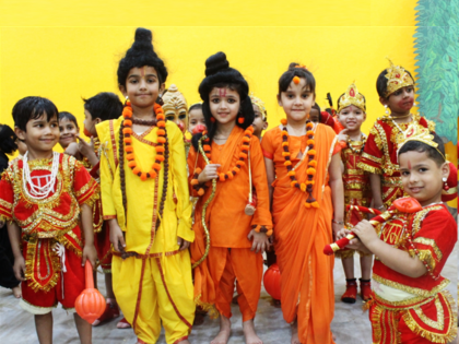 Lord Ram, Laxman, Sita costumes in huge demand for lively look, bows and arrows ordered from Delhi | देखाव्यासाठी प्रभू श्रीराम, लक्ष्मण, सीताच्या पोशाखांना प्रचंड मागणी, धनुष्यबाण दिल्लीहून मागवले