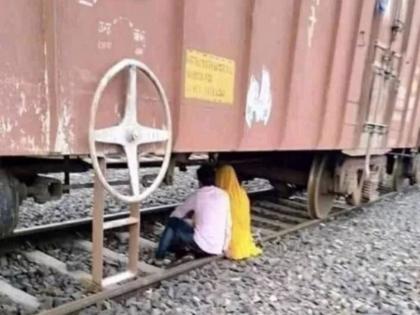 Ministry of Railways trolled after posting of viral picture of couple | 'हा' कपलचा फोटो रेल्वे मंत्रायलाने केला ट्विट, यावर लोकांनी केलेल्या कमेंट्स वाचाल तर पोट धरून हसाल!