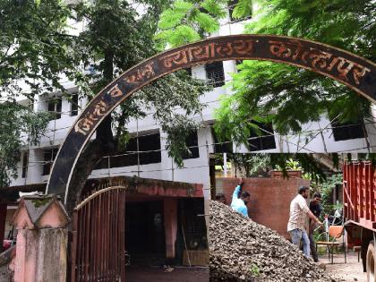 The old building of Kolhapur District Court will be renovated, renovations are underway | कोल्हापूर जिल्हा न्यायालयाच्या जुन्या इमारतीला येणार झळाळी, डागडुजी सुरू The old building of Kolhapur District Court will be renovated, renovations are underway | कोल्हापूर जिल्हा न्यायालयाच्या जुन्या इमारतीला येणार झळाळी, डागडुजी सुरू