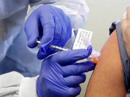 40,000 seniors in Solapur get corona vaccine; Cross the stage of 1 lakh | सोलापुरातील ४० हजार ज्येष्ठांनी घेतली कोरोना लस; १ लाखाचा टप्पा पार