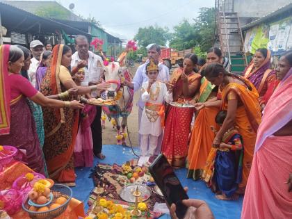 The unique Dohale Jewan of beloved cow is in discussion; Organizing kirtana by putting up the mandap, sweets for the guests | लाडक्या गाईचं अनोख डोहाळ जेवण चर्चेत; मंडप टाकून किर्तनाचे आयोजन,पाहुण्यांसाठी पंगत