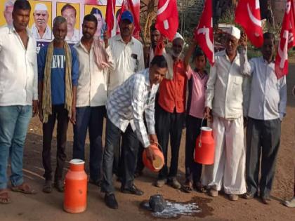 Pay Rs 34 for cow's milk, Protest against government policy by anointing stone with milk at milk collection center in Satara | Satara: गाईच्या दुधाला ३४ रुपये दर द्या, दूध संकलन केंद्रावर दगडाला दुधाचा अभिषेक घालून शासनाच्या धोरणाचा निषेध