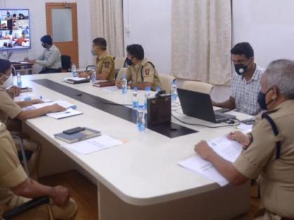 Applications of 100 Public Ganesh Mandals: Commissioner discusses security | १०० सार्वजनिक गणेश मंडळांचे अर्ज : सुरक्षेबाबत आयुक्तांनी केली चर्चा