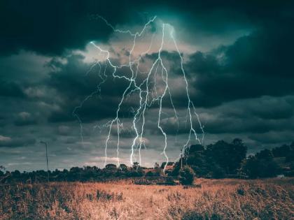 Lightning struck the field; Six women farm laborers including the farmer were injured | शेतात पडली वीज; शेतकऱ्यासह सहा शेतमजूर महिला जखमी