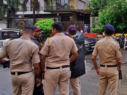 A minor boy broke the glass of a bus and 2 rickshaws in Bhandup | भांडूपमध्ये अल्पवयीन मुलाने २ रिक्षांसह बसची काच फोडली A minor boy broke the glass of a bus and 2 rickshaws in Bhandup | भांडूपमध्ये अल्पवयीन मुलाने २ रिक्षांसह बसची काच फोडली