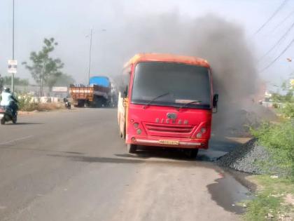 Running 'Aapli Bus' caught fire, driver and conductor along with passengers are safe | धावत्या ‘आपली बस’ने घेतला पेट, प्रवाशांसह चालक व वाहक सुखरूप