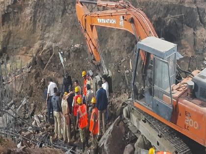 Two workers killed in landslide; One injured, one safe | मातीचा ढिगारा कोसळून दोन कामगारांचा मृत्यू; एक जखमी, एक सुखरूप