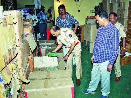 Fireworks stocks seized in Nagpur: raids in closed hotels | नागपुरात फटाक्याचा साठा जप्त : बंद हॉटेलमध्ये छापा