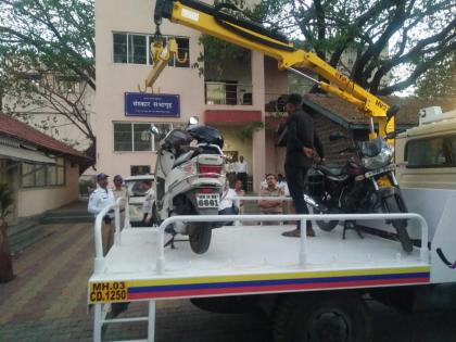 Vehicles in no parking shall carry by "hydraulic crane" | Video - नो पार्किंगमधील वाहने '' हायड्रोलिक क्रेन '' उचलणार 