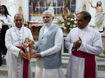 pm narendra modi reached sacred heart cathedral catholic church in delhi video | पंतप्रधान मोदींनी इस्टर दिवशी सेक्रेड हार्ट चर्च'ला भेट दिली, प्रार्थना केली, एक रोपटेही लावले