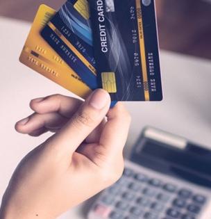 क्रेडिट कार्ड वापरताय? मग 'या' ७ चुका टाळा, अन्यथा बसेल आर्थिक फटका!