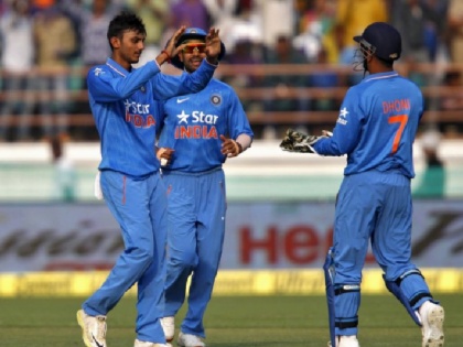 India vs SL 1st ODI: Sri Lanka's Half Centers Tambat, India's strong grip on the match | Ind vs SL 1st ODI : टीम इंडियाची वनडेतही कमाल, श्रीलंकेला 216 धावांवर रोखलं