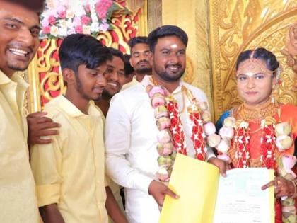 Cricket crazy groom's friends get contract signed by bride before wedding to allow matches every weekend | क्रिकेट फिव्हर, मित्रासाठी काय पण! नवरीसोबत भर मंडपात २० रुपयांच्या स्टॅम्प पेपरवर झाला करार आणि मग... 