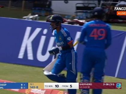 IND vs WI 1st T20I Live Marathi :  Yuzvendra Chahal walked out at No.10, but the Indian team wanted Mukesh Kumar. Chahal walked off and entered again as he took the field already. | नंबर १ भारत हरला! युझवेंद्र चहलने मोठा घोळ घातला, कुणाला न सांगता बॅटींगला आला अन्...