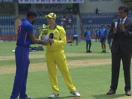 IND vs AUS, 1st ODI Live Update Marathi : India won the toss and decided to field first. Kuldeep Yadav and Ravindra Jadeja the two spinners. Shardul, Siraj and Shami the pacers | IND vs AUS, 1st ODI Live : भारताने टॉस जिंकला! हार्दिकने निवडले ४ जलदगती गोलंदाज, २ फिरकीपटू अन् ५ फलंदाज 