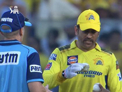 IPL 2023, DC vs CSK Live Marathi : after 16th over ball has been changed and Ms  Dhoni was not very pleased with the umpires for having made that change | IPL 2023, DC vs CSK Live : महेंद्रसिंग धोनीचा 'पारा' चढला, अम्पायरच्या निर्णयावर हुज्जत घालताना दिसला